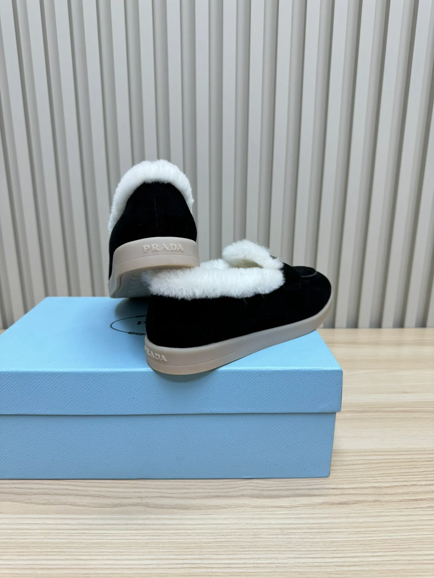 p580 Prada couple loafers｜Winter warmth and good looks at the same time online❄️👫 This is the C position of the shoe cabinet this autumn and winter! Prada's new couple's loafers are high-end yet still stylish~ ✨Imported frosted cowhide fabric, exquisite texture and high-end at first glance 🐑Australian imported sheepskin fur integrated lining, maximum warmth retention! It is also super warm to wear in winter in the north. 🔺The classic triangle logo embellishes the upper, which is simple and elegant, with perfect recognition. 💯Original TPU absorbent film outsole, non-slip, wear-resistant and durable. A must-have item for couples to go out on the street! The upper foot instantly enhances the overall outfit level, whether it is paired with a coat or a down jacket, it looks great ~ #Prada Loafers #coupleshoesrecommend #wintermusthaveshoes #luxurywear Outfit Fabric: Imported two-layer frosted cowhide Lining: Sheepskin imported from Australia One piece Outsole: Original Tpu absorbent film outsole Female size: 35~41 (customized in 41) Male size: 39~45 (customized in 45)